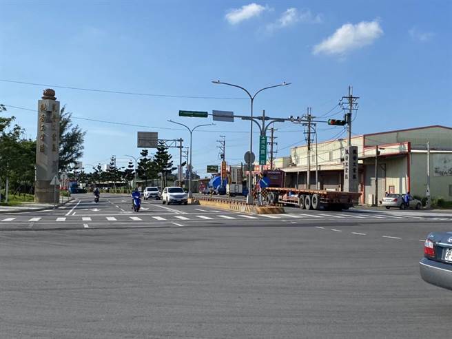 交通局将实施车流管理，引导35吨以上大型车辆改走外环道。（蔡明亘摄）