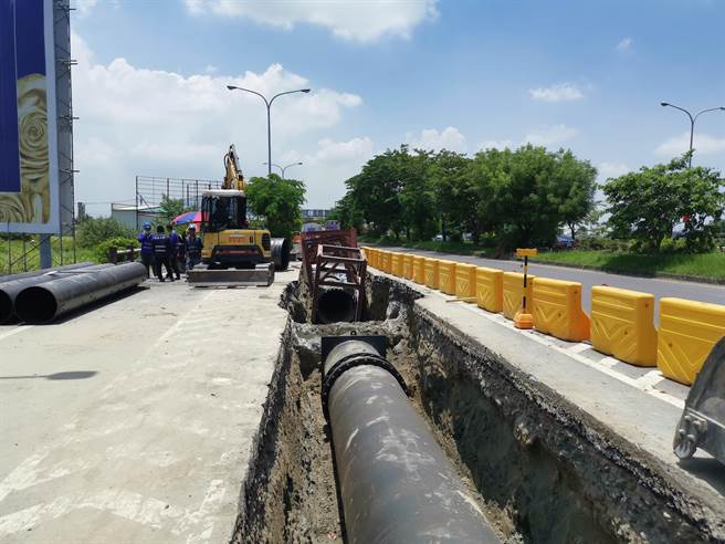 台南市新市區正進行山上淨水場下游送水管線，於新港社大道橋前縮減路面。（劉秀芬攝）