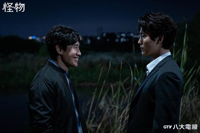申河均（左）、吕珍九2位实力派演员在《怪物》中大飙演技。（八大提供）