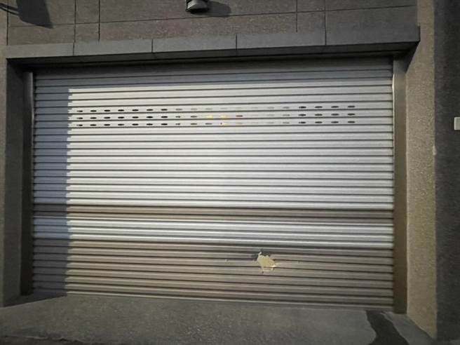 一架海军S-70C反潜直升机22日下午在高雄左营反潜飞行大队执行试飞科目操作时，在营区内意外坠毁，由于撞击力道极大飞机零件喷散四处，更有铁块砸破附近民宅铁卷门。（洪浩轩摄）