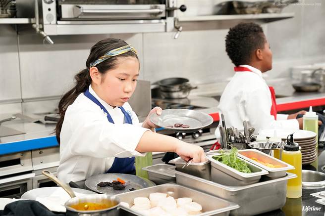 台裔女孩莉亚在节目中大展厨艺。（杰德影音提供）