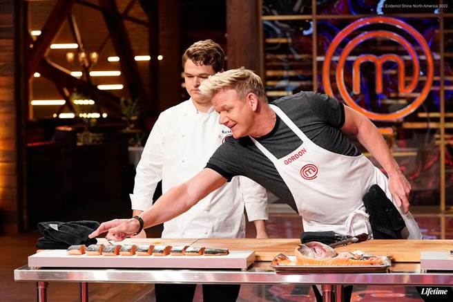 「地狱厨神」戈登（右）与第一届冠军亚歷山大（左）示范如何切鲑鱼。（杰德影音提供）