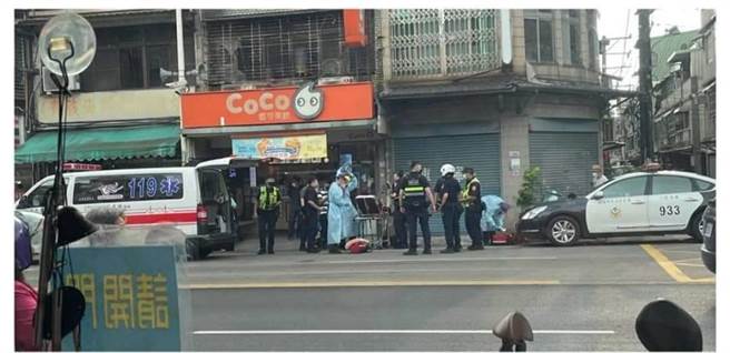 救護車到場將人送醫治療，警方也派員戒護。（八德警分局提供／陳夢茹桃園傳真）