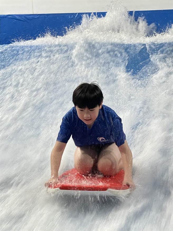 板橋凱撒浪極光室內衝浪實境解鎖大人的暑假。（板橋凱撒提供）