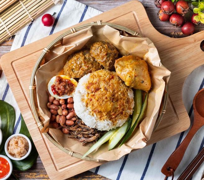 Global Mall桃园A8推出「星马快餐」桃园首店，主打平价星马异国料理。（Global Mall提供）