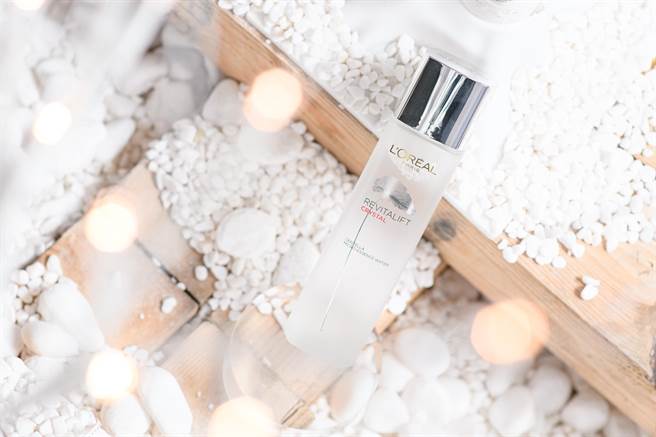 巴黎莱雅 活力紧致积雪草晶透青春露情境图。（巴黎莱雅提供）