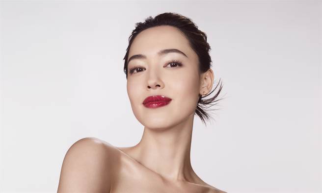 克兰诗全新弹润植萃美唇油Model主视觉(03艷红樱桃)。（克兰诗提供）