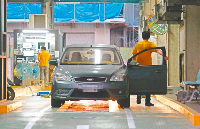 新北地院正在开羁押庭中，目前已裁定收押禁见2警、4业者及1代检员。图为代检厂作业情况，非当事代检厂。（本报资料照片）