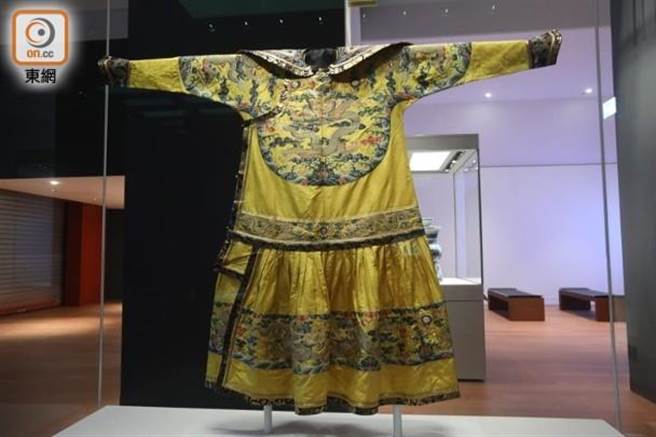 明黃色紋雲龍紋男單朝袍於北京故宮從未展出過。（圖／東網）