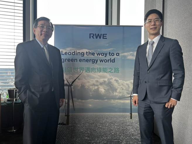 莱茵再生能源董事长锺锦弘(左)与总经理张友鸿，今向媒体报告公司离岸风电布局计划。（图／王玉树摄）