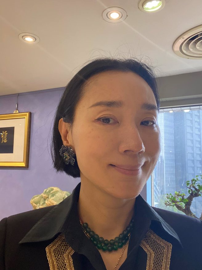 56岁坣娜保养得宜、气质出眾。（图／FB@Tang Yoga 坣娜的坣瑜伽）