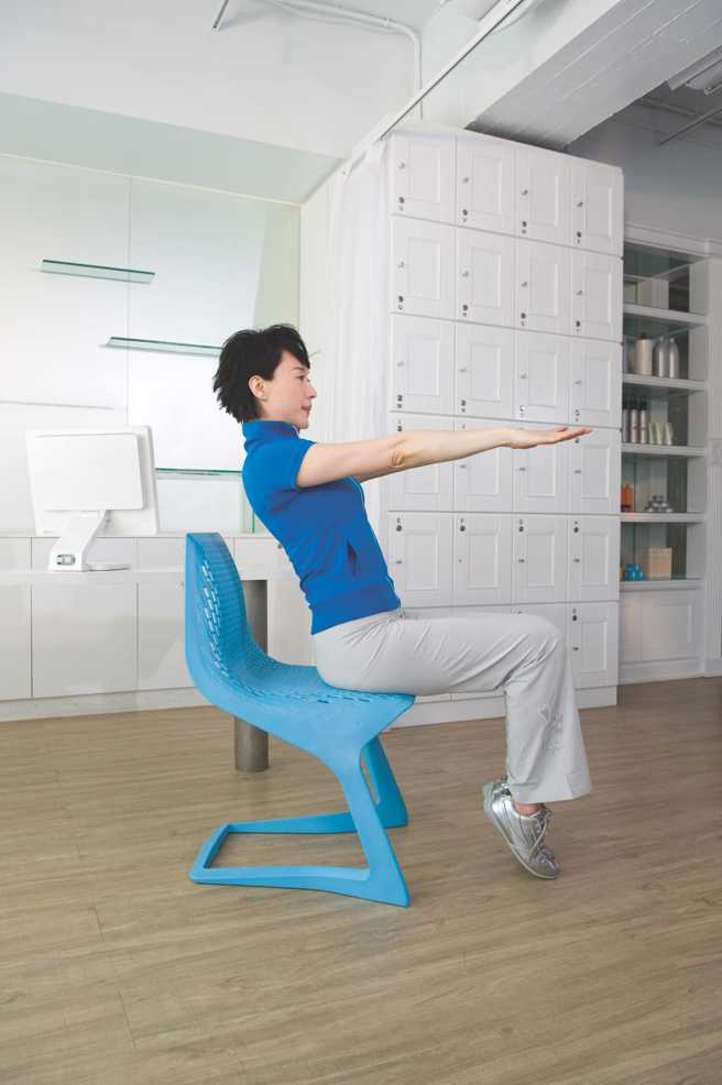 56岁坣娜长年练瑜伽，体态相当优美。（图／FB@Tang Yoga 坣娜的坣瑜伽）