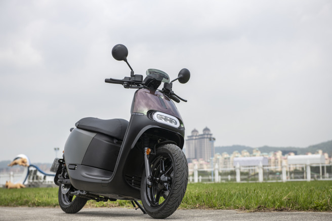 男子在路邊看到1輛Gogoro椅墊上擺一片太陽能充電板，懷疑是否可以這樣充電。（示意圖/陳大任攝）