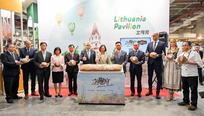 立陶宛再度于台北国际食品展登场，麵包师傅吴宝春(右一)以立陶宛麵粉揉和台湾在地食材特制长型麵包，并由贸协董事长黄志芳邀请总统蔡英文与立国农业部次长吉尔卓帝斯共同为麵包撒上糖粉，彰显两国友好情谊。(图／贸协提供)