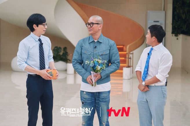 具俊曄（中）作客《劉QUIZ ON THE BLOCK》接受劉在錫（左）、曹世鎬（右）訪問。（摘自節目官方IG）