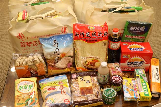 每份物资包里有米、麵、罐头、零食等，内容丰富。（新北市社会局提供）