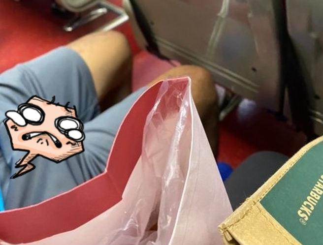 正妹深夜搭公車遇癡漢，她見對方穿棉褲，雙腳大開，並發現對方「「狂升旗」」。（翻攝自PTT論壇）