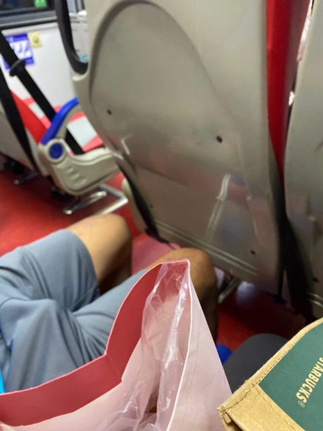 正妹深夜搭公車遇癡漢，她見對方穿棉褲，雙腳大開，並發現對方「「狂升旗」」。（翻攝自PTT論壇）