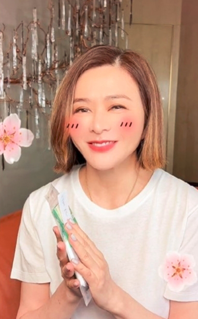 關之琳顯然被「撩妹金句」撩到了，露出少女心噴發的嬌羞表情。（圖／取自關之琳抖音）