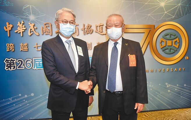 工商協進會21日舉行會員大會暨理監事選舉，現任理事長林伯豐（右）與台新金控董事長吳東亮（左）共同進入會場。圖／顏謙隆