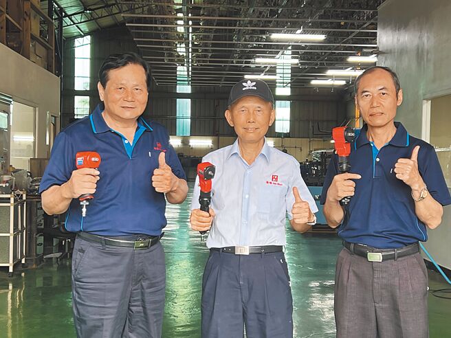 海硕国际执行长蔡忠诚（左起）、董事长陈民治、经理杨朝富，首创钻石级「气动衝击扳手」热销中。图／朱锦霞