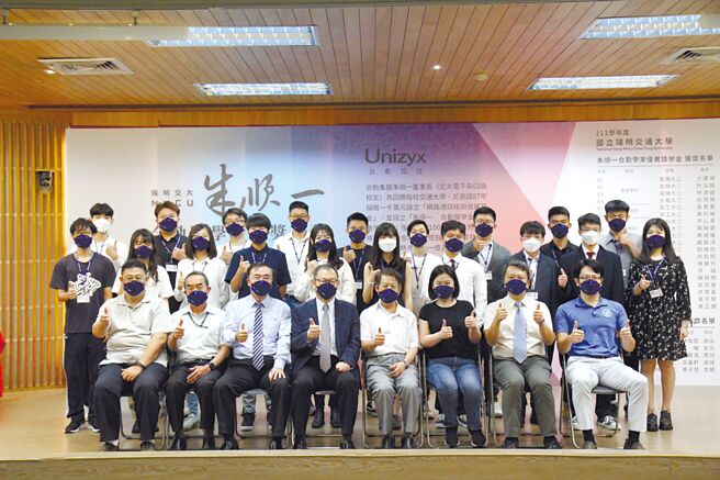 阳明交大校长林奇宏及合勤董事长朱顺一，日前于阳明交大合勤讲堂共同颁授「朱顺一合勤奖学金」。图／阳明交大提供