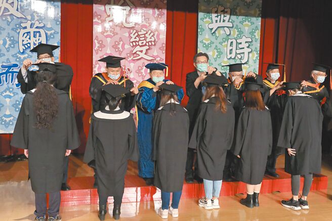 亚东科大毕业典礼，董事长徐旭东、亚东医院院长邱冠明及亚东科大校长黄茂全为毕业生拨穗。图／亚东科大提供