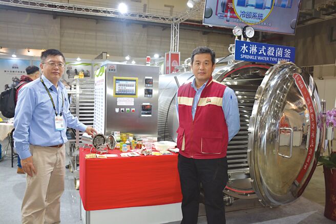 金瑛發專案經理施永哲（左）與越南經理王昇傑（右）大力推廣高溫高壓殺菌設備。圖／李水蓮