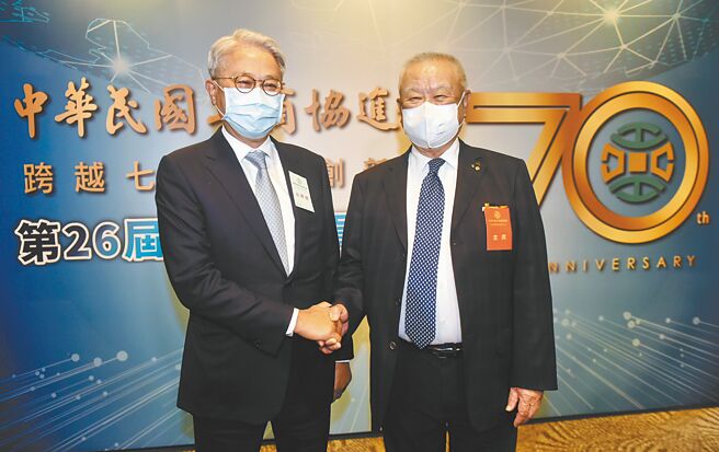 中华民国工商协进会21日举行会员大会暨理监事选举，台新金控董事长吴东亮（左）获选为新任理事长，卸任的林伯丰（右）为荣誉理事长。（顏谦隆摄）