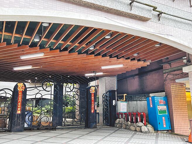 实地查访白千层公司的登记地址，发现该处确实如国民党团所言，是位于新店的一处民宅。（李奇叡摄）