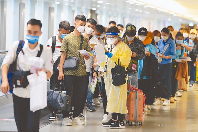 入境检疫「3+4」新规6月15日上路，旅行业关心何时可以再放宽入境2.5万人限制？指挥中心21日表示，本周不会考虑。（陈麒全摄）