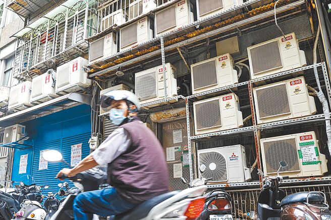 国民党主席朱立伦直言，昨随「夏至」来到，全国高温，台电供电吃紧亮黄灯，质疑蔡政府能保证今年夏天不停电？呼吁全民监督政府供电状况与能源政策，不要再让辛苦的台电基层背黑锅。（中央社）