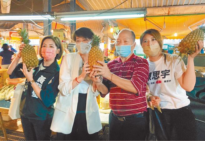 有意參選台北市長的台北市副市長黃珊珊（左二），近期前往士林區市場考察，卻帶著民眾黨市議員參選人黃瀞瑩（左一）、陳思宇（右一）掃街拜票，且有多位北市產發局、市場處官員陪同，遭議員質疑行政不中立。（摘自黃瀞瑩臉書）