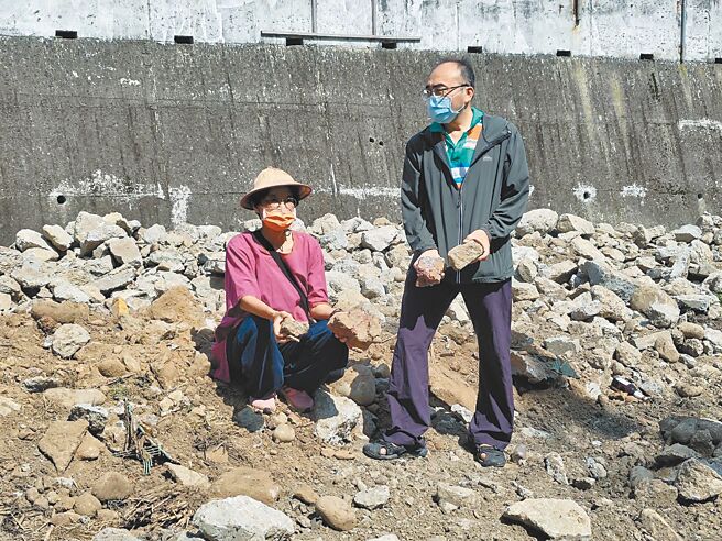 台湾陶文化协会理事长邓淑慧指出，县府水利处委外厂商让挖土机进场，严重破坏「恒益窑」窑址。（邓淑慧提供／李京升苗栗传真）