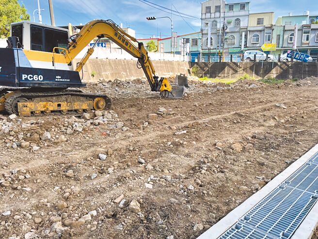 台湾陶文化协会理事长邓淑慧指出，县府水利处委外厂商让挖土机进场，严重破坏「恒益窑」窑址。（邓淑慧提供／李京升苗栗传真）