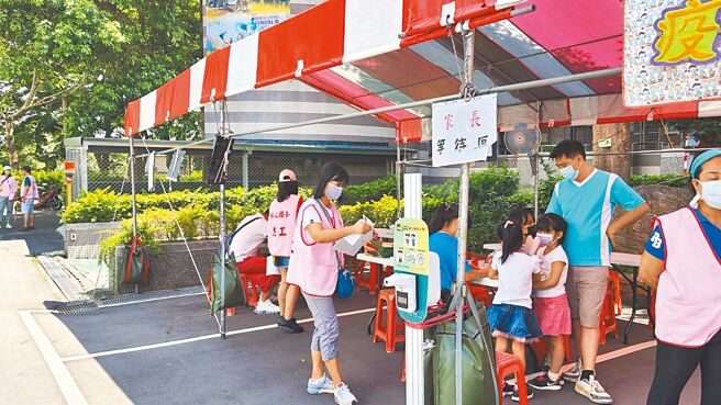 全桃园95所国高中自5月26日起开始BNT疫苗加强剂入校接种，截至20日已有94校、共6万9029位学生完成接种。（蔡依珍摄）