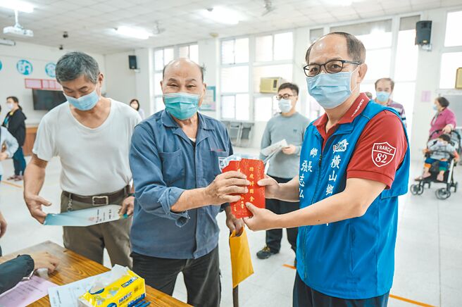 新竹县横山乡公所去年11月发给每位乡民1000元防疫纾困金，乡长张志弘（右）说第2波2000元也将在8月9日到11日发放。（罗浚滨摄）
