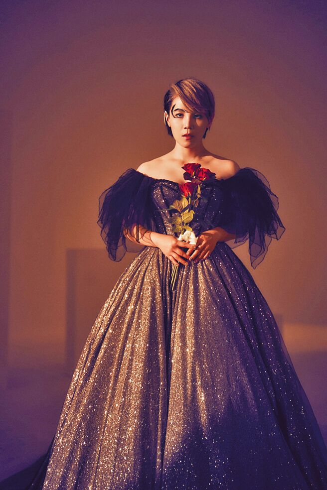 李佳薇手持玫瑰表现出对爱情的渴望。（黑籁音乐提供）