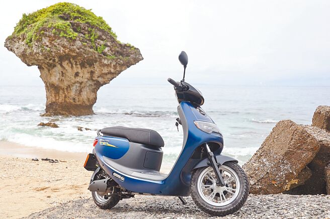 響應海龜復育計畫，民眾在小琉球旅遊租騎eMOVING，中華三菱捐500元。（中華三菱提供）