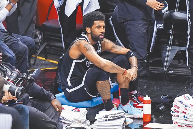 厄文上季因拒打新冠疫苗影响出赛，目前与篮网的续约谈判也不顺利。（美联社）