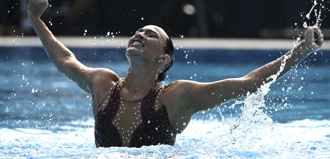 游泳》驚悚畫面曝！25歲女將泳賽中突昏厥沉入水底
