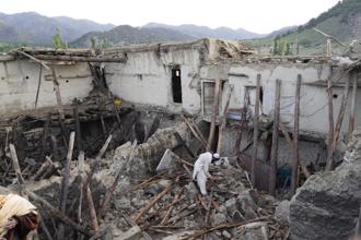 苦等國際救援 阿富汗強震倖存者瓦礫堆徒手挖親人