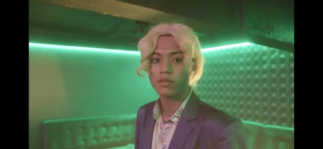 潮州土狗在新歌MV中扮演牛郎店的男公关。（奇洱文创提供）