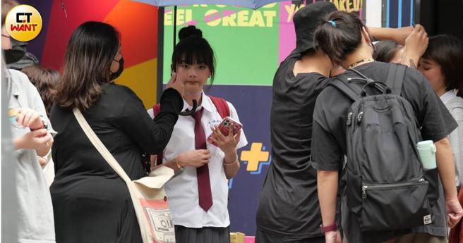 邵奕玫身穿制服現身西門町拍攝。（圖／本刊攝影組）