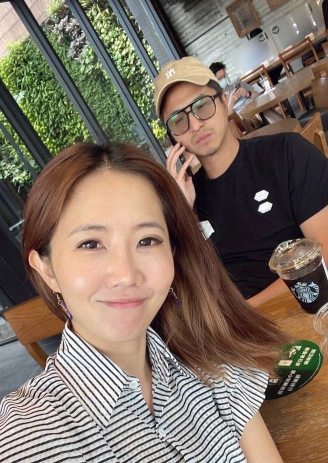 谢忻po文放上与王少伟的同框照，被误会文中说的「男友」就是王少伟。(翻摄自谢忻脸书)