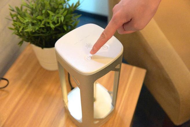 飞利浦UV-C感应语音杀菌灯，除了具备语音提醒使用者避免暴露在紫外线下，更有长按3秒才能启动的安全开关。（昕诺飞提供）