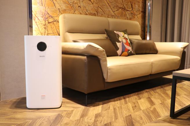 华兴集团就携手ams OSRAM推出「紫外线抗菌空气清净机」，搭载了三重过滤功能，以及UV-C技术主动为滤网灭菌消毒，更能加入精油香氛使用。（华兴集团提供）
