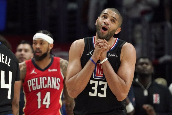 巴坦(右)虽不执行跟快艇最后一年合约，却仍倾向跟快艇完成续约。(美联社资料照)