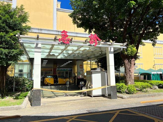 一架反潜直升机S-70C 22日在训练时重摔落地，4名伤者正在海总治疗中。（林瑞益摄）