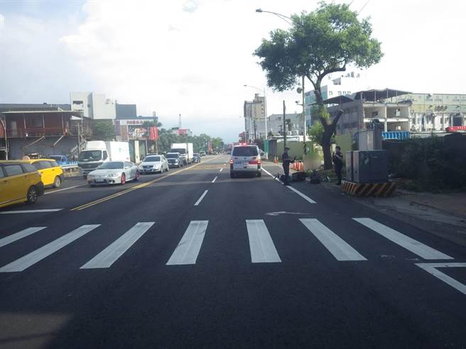 9旬翁走在车道外，无端遭后方机车直撞。（八德警分局提供／陈梦茹桃园传真）